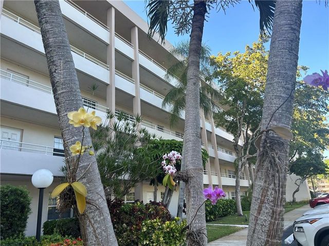 3970 OAKS CLUBHOUSE Drive 310, Pompano Beach, FL 33069