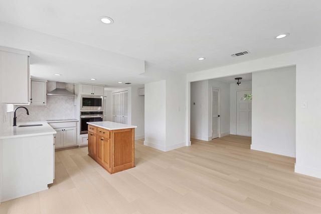 409 Village West DR, San Marcos, TX 78666