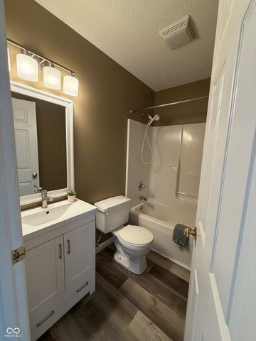 5849 Regency Drive, Columbus, IN 47203