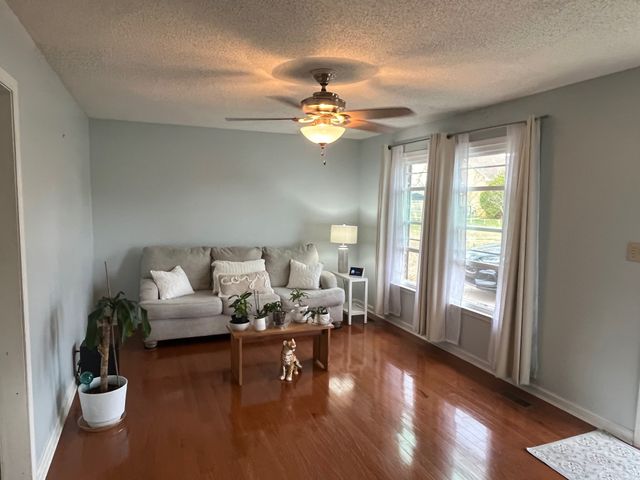 1216 Pebble Ct, Clarksville, TN 37042