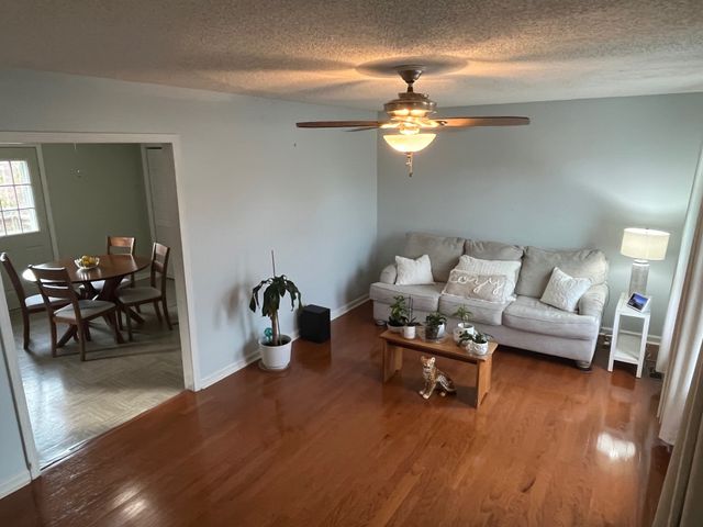 1216 Pebble Ct, Clarksville, TN 37042