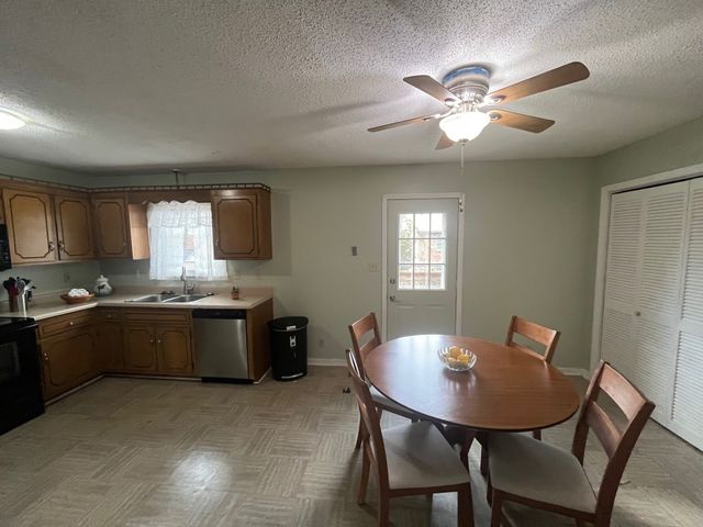 1216 Pebble Ct, Clarksville, TN 37042