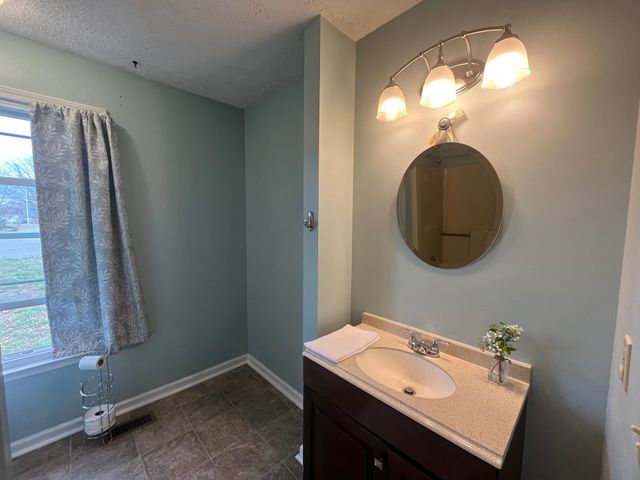 1216 Pebble Ct, Clarksville, TN 37042