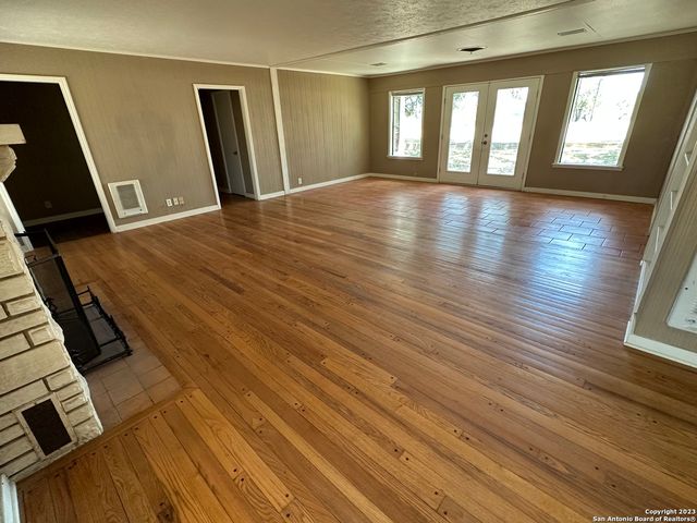 1712 B FM 470, Bandera, TX 78003