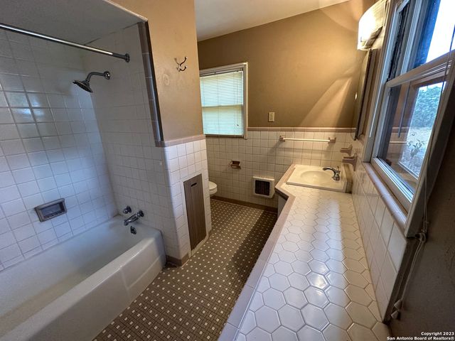 1712 B FM 470, Bandera, TX 78003