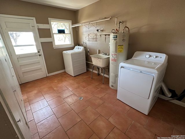 1712 B FM 470, Bandera, TX 78003