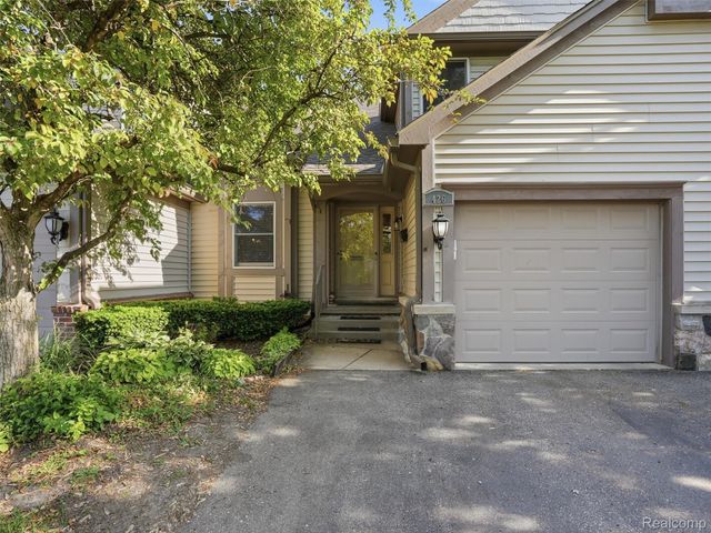 426 Oak Run Court, Royal Oak, MI 48073
