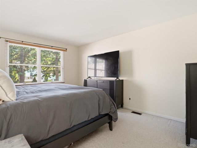426 Oak Run Court, Royal Oak, MI 48073