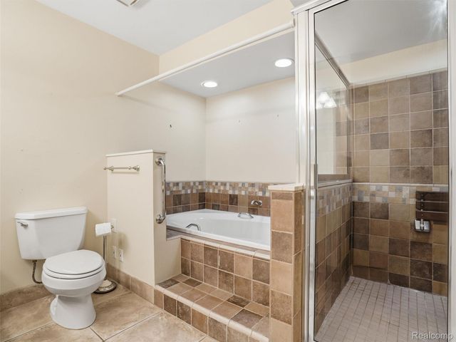 426 Oak Run Court, Royal Oak, MI 48073