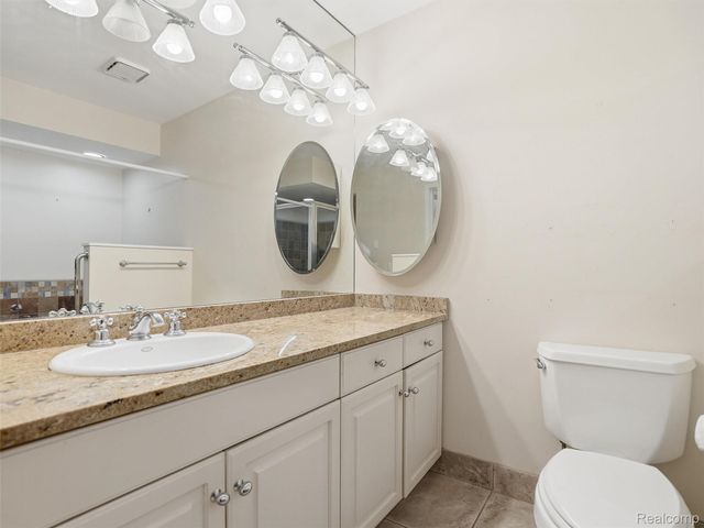 426 Oak Run Court, Royal Oak, MI 48073