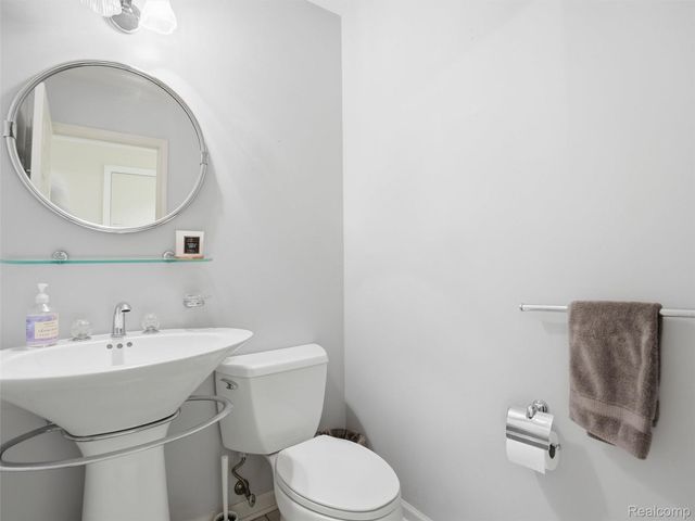 426 Oak Run Court, Royal Oak, MI 48073