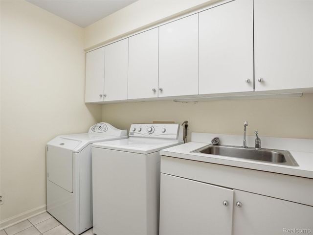 426 Oak Run Court, Royal Oak, MI 48073