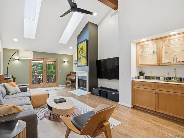 426 Oak Run Court, Royal Oak, MI 48073