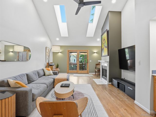 426 Oak Run Court, Royal Oak, MI 48073