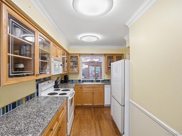 426 Oak Run Court, Royal Oak, MI 48073
