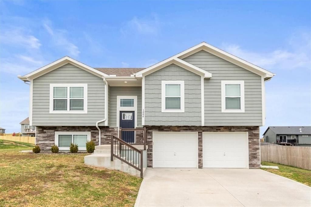 1004 NW 3rd Street, Oak Grove, MO 64075