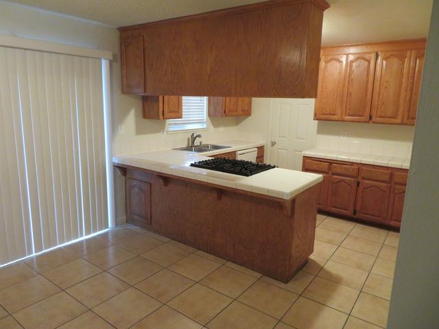 9058 Salmon Falls Dr., Sacramento, CA 95826