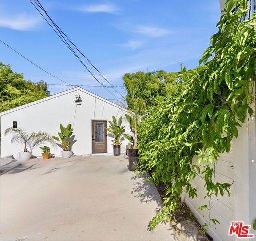 132 N CARSON Road A, Beverly Hills, CA 90211