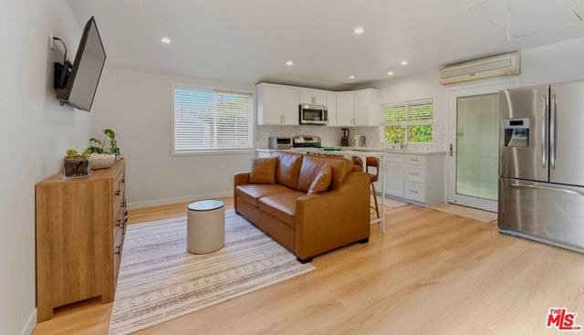132 N CARSON Road A, Beverly Hills, CA 90211