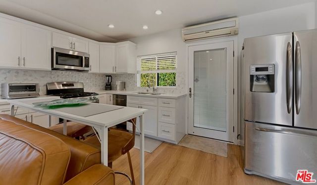 132 N CARSON Road A, Beverly Hills, CA 90211