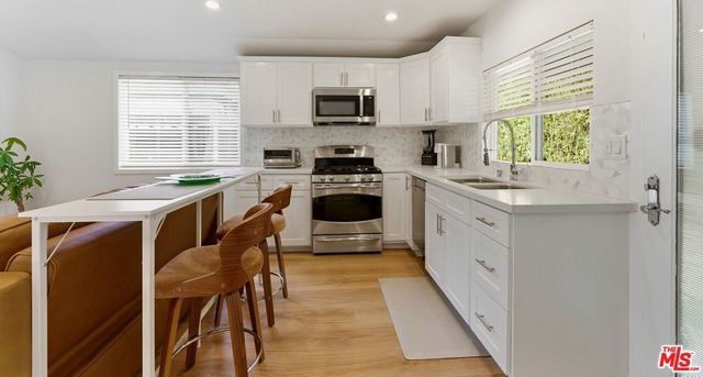 132 N CARSON Road A, Beverly Hills, CA 90211