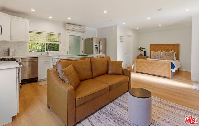 132 N CARSON Road A, Beverly Hills, CA 90211