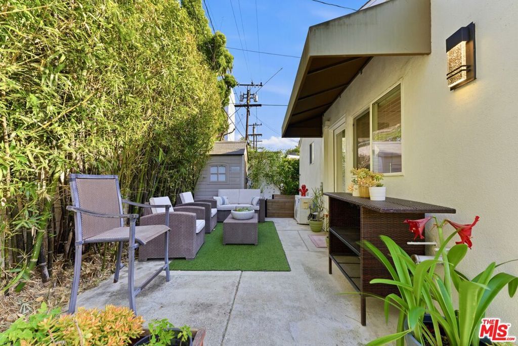 132 N CARSON Road A, Beverly Hills, CA 90211