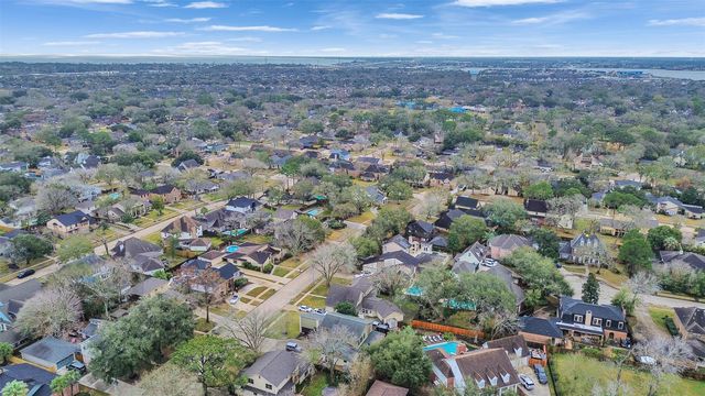 1707 W Hedgecroft Drive, El Lago, TX 77586