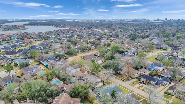 1707 W Hedgecroft Drive, El Lago, TX 77586