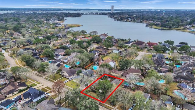 1707 W Hedgecroft Drive, El Lago, TX 77586