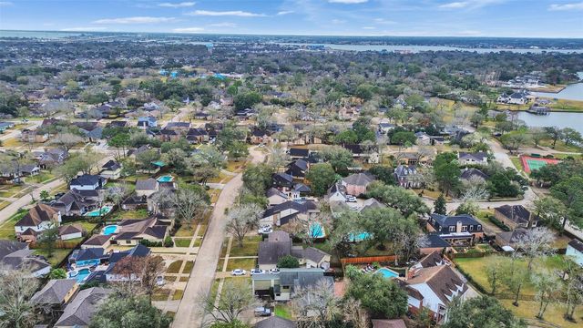 1707 W Hedgecroft Drive, El Lago, TX 77586