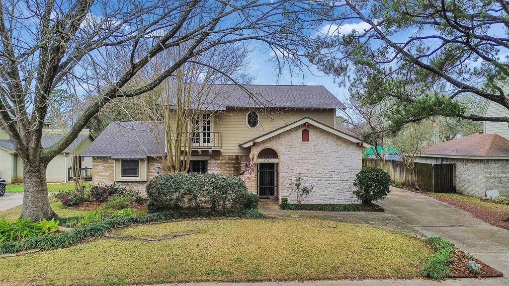 1707 W Hedgecroft Drive, El Lago, TX 77586