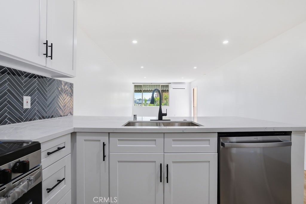 17000 Burbank Boulevard 211, Encino, CA 91316