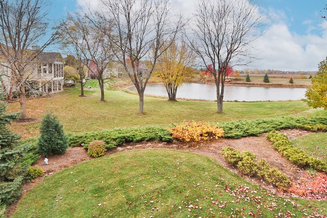 6 Sugar Maple Court, Lake In The Hills, IL 60156