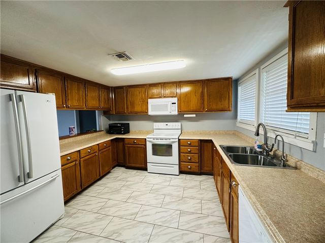 113 White Point Dr, Sandia, TX 78383