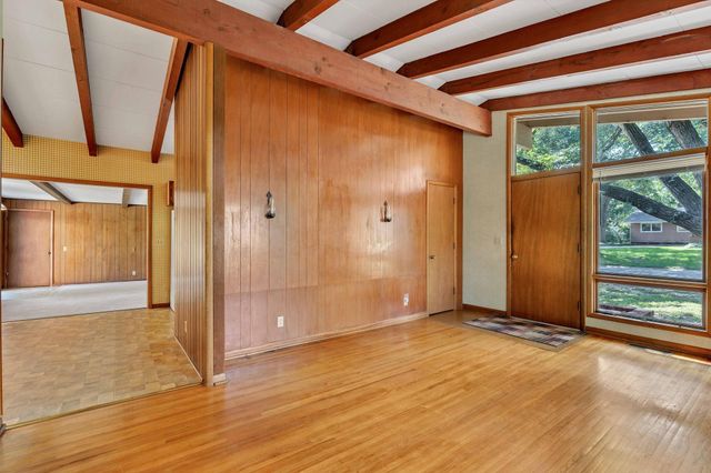 860 N Valleyview St, Wichita, KS 67212