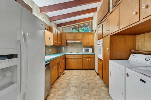 860 N Valleyview St, Wichita, KS 67212