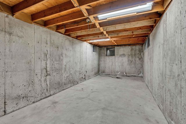 860 N Valleyview St, Wichita, KS 67212