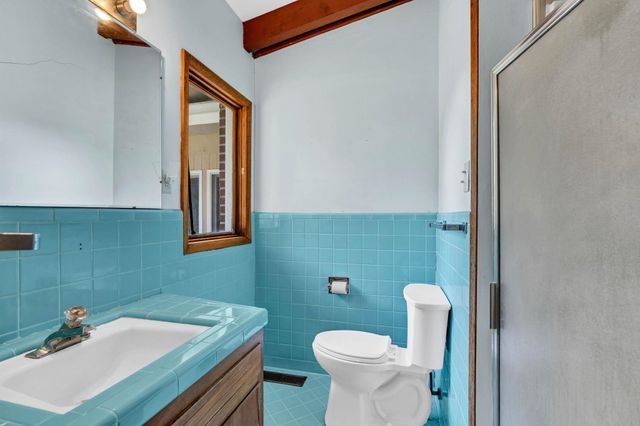 860 N Valleyview St, Wichita, KS 67212