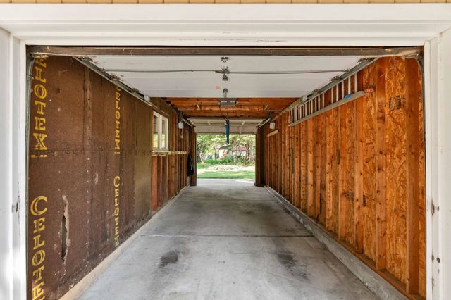 860 N Valleyview St, Wichita, KS 67212