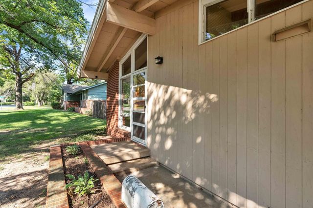 860 N Valleyview St, Wichita, KS 67212