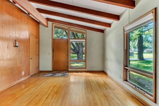 860 N Valleyview St, Wichita, KS 67212