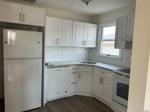 3559 Bayview St, Seaford, NY 11783
