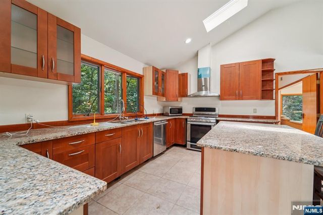 724 Tall Oaks Court, Franklin Lakes, NJ 07417