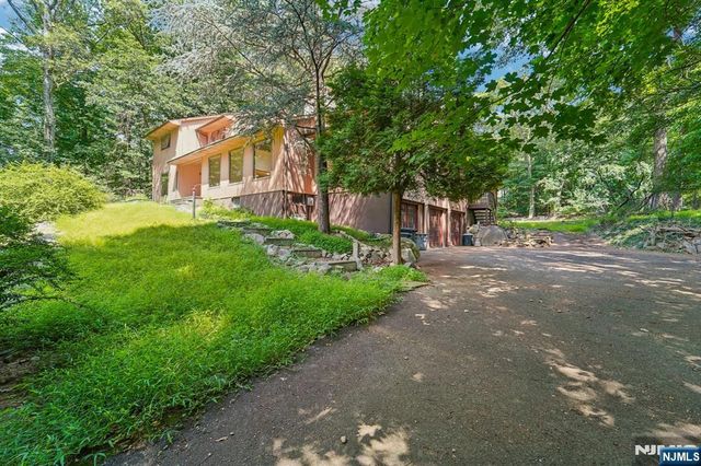 724 Tall Oaks Court, Franklin Lakes, NJ 07417