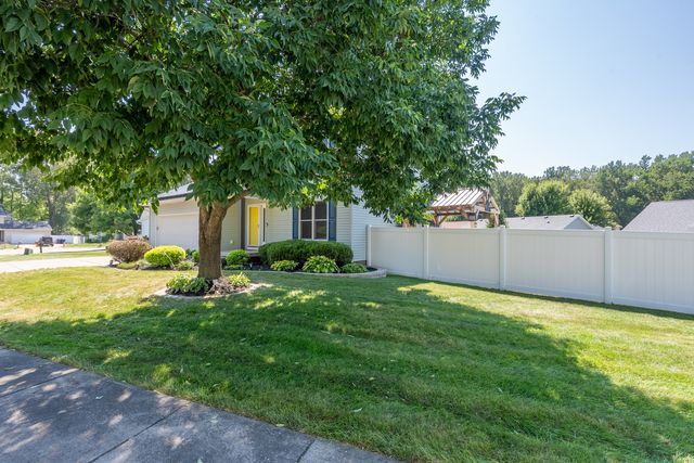 2625 Revo Road, Davenport, IA 52806