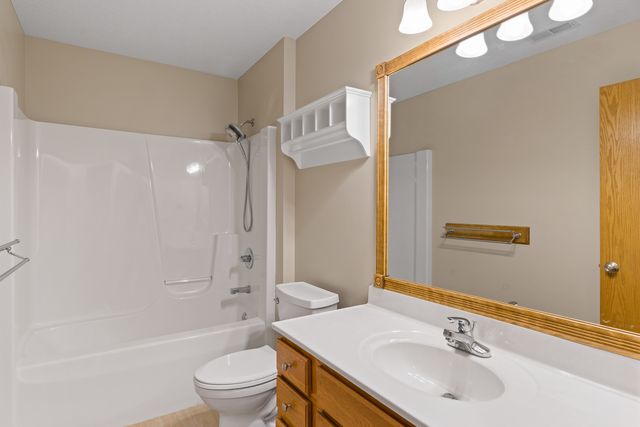 2625 Revo Road, Davenport, IA 52806