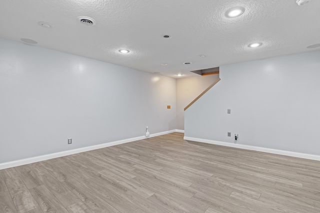 2625 Revo Road, Davenport, IA 52806