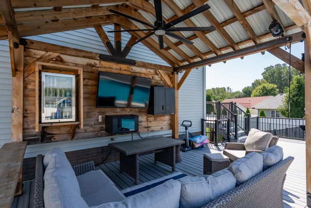 2625 Revo Road, Davenport, IA 52806