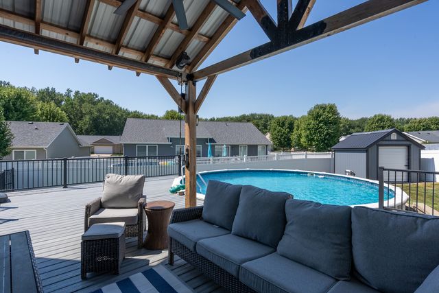 2625 Revo Road, Davenport, IA 52806